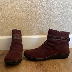 CLARKS WOMENS 11M BURGUNDY SUEDE ZIP BOOTIES EUC